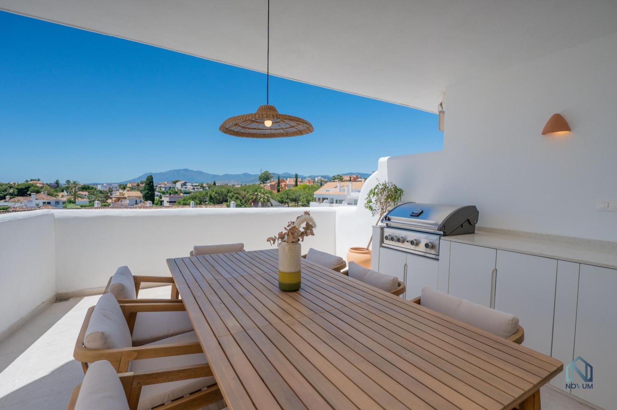 Extravagant Newly Renovated Penthouse With Sea Views Appartement