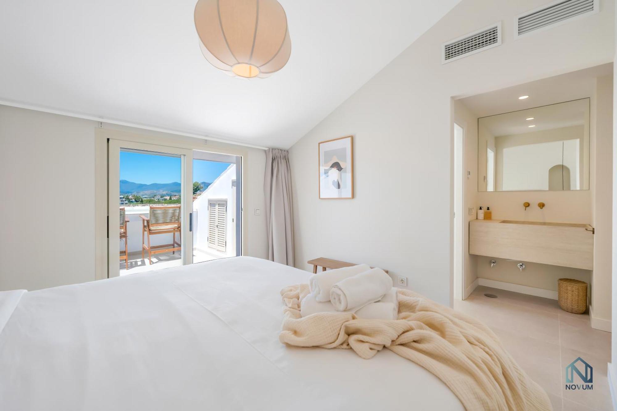 Apartment Extravagant Newly Renovated Penthouse With Sea Views